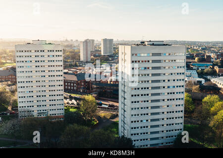 Luftbild der Altstadt von Birmingham Kanäle Neben tower Blocks Stockfoto