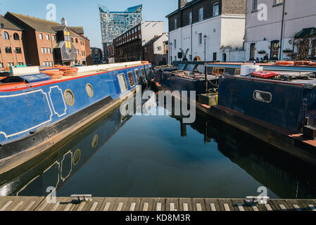 Canal auf Gas street Basin im Herzen von Birmingham auf die Mailbox und Cube Gebäude suchen Stockfoto