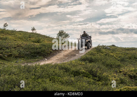 ATV-Fahren am Berg Trail in der Finnmark Norwegen Stockfoto