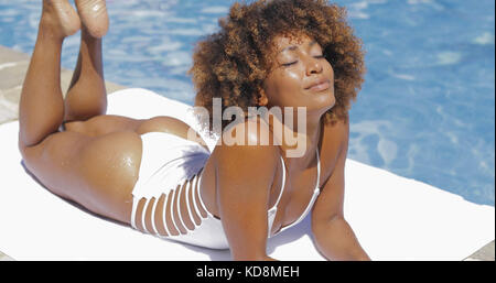 Inhalt Frau Sonnenbaden im Pool Stockfoto