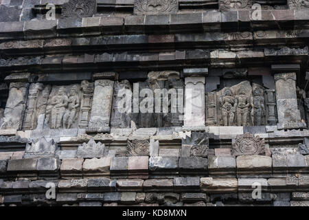 Ein Detail der Candi Prambanan (Prambanan Tempel) aussen bas-relief Panel mit epische Szenen Stockfoto