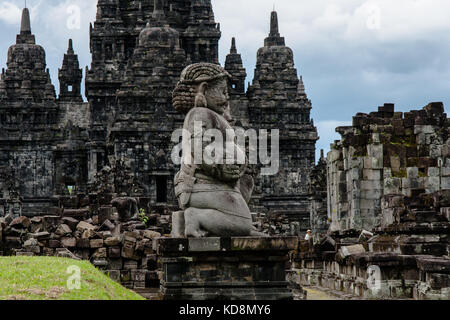 Eine Ansicht von Candi Sewu (sewu Tempel) mit einem dvarapala (Guard) an der Vorderseite Stockfoto