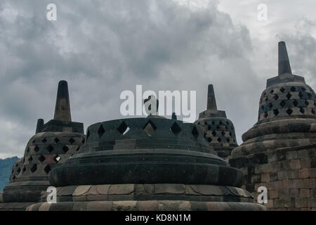 Die perforierte Stupas auf der Oberseite der Borobudur Tempel, Yogyakarta, Indonesien Stockfoto