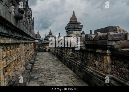 Eine Balustrade der Borobudur Tempel mit Schnitzereien, Yogyakarta, Indonesien Stockfoto