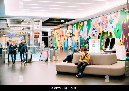 Vilnius, Litauen - 21. September 2017: Menschen sitzen an Stelle von kostenfreiem WLAN und die Erhebung von Gebühren für Telefon in ein modernes Einkaufszentrum Akropolis Stockfoto