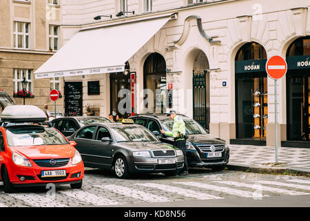 Prag, Tschechische Republik - 22. September 2017: Polizist stop skoda Taxi Auto auf der Straße. Stockfoto