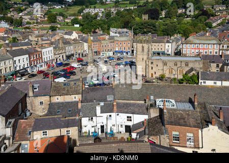 Blick vom Richmond Castle auf die historische Stadt unten. Trinity Kirchplatz. North Yorkshire, England. Stockfoto