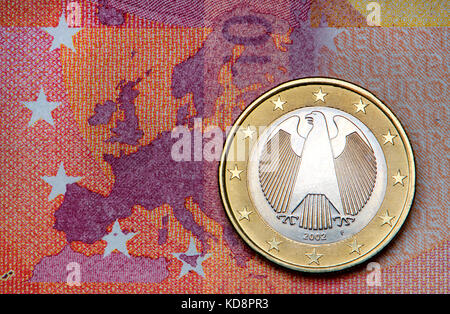 Deutsche Euro Münze auf 10 Euro Hinweis Stockfoto