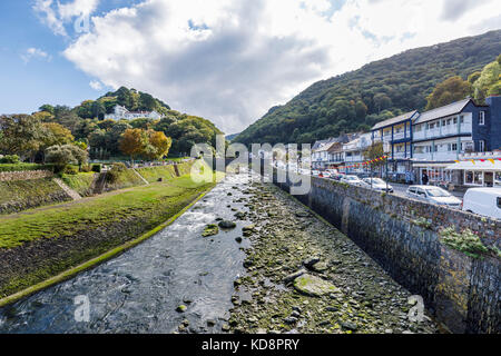 Blick von Osten Flusses Lyn in Lynmouth, einem Dorf in Devon, England, am nördlichen Rand des Exmoor am Zusammenfluss von West und Ost Lyn Flüsse Lyn Stockfoto