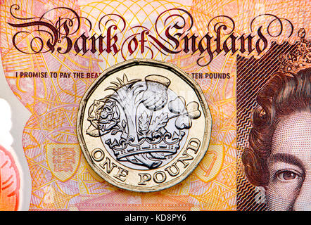 Neue British Pound Münze auf eine plastice £ 10 Hinweis Stockfoto