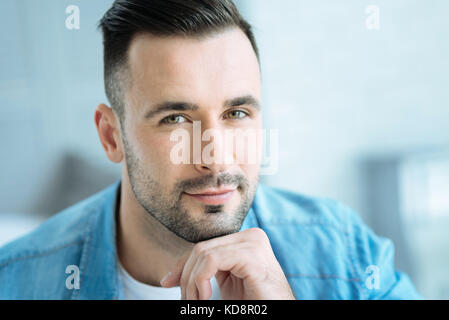 Smart junger Herr in die Kamera schaut Stockfoto