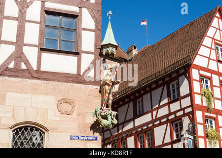 Pilatushaus (Pilatus Haus) in der Altstadt von Nürnberg. Eine Statue von St. George in goldene Rüstung besiegt den Drachen an der Ecke. Nürnberg, Ge Stockfoto