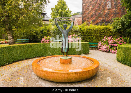 St. Gilgen, Österreich - 22. August 2016: Brunnen, die Mutter Anna Maria Walburga Mozart Mozart (geb. pertl) Als kleines Mädchen. von Toni sch konzipiert Stockfoto