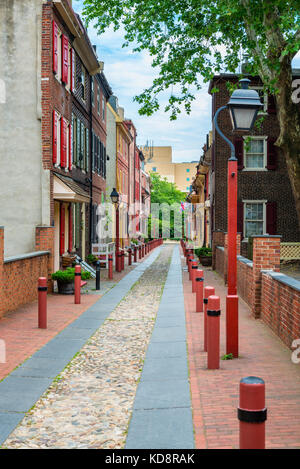 Elfreth's Alley in Philadelphia, Pennsylvania, USA. Diese denkmalgeschützten Gasse ist bekannt als Amerikas älteste Wohnstraße, die seit 1702 bewohnt ist Stockfoto