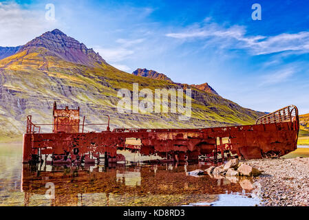 Wwii Landing Craft am Strand liegen in einer von Islands Ostfjorde abgebrochen Stockfoto