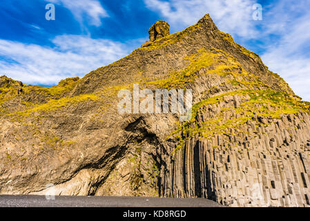 Basalt Säulen am schwarzen Sand Strand Reynisfjara in Island Stockfoto