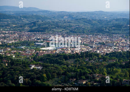 Stadio Comunale Artemio Franchi home von ACF Fiorentina und Stadt von Firenze (Florenz) von oben, Fiesole, Toskana, Italien gesehen. 26. August 2017 © Wojci Stockfoto