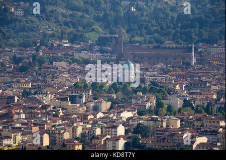 Große Synagoge von Florenz (Tempio israelitico Maggiore di Firenze) und gotische Basilika di Santa Croce (Basilika des Heiligen Kreuzes) in historischen Zentr Stockfoto