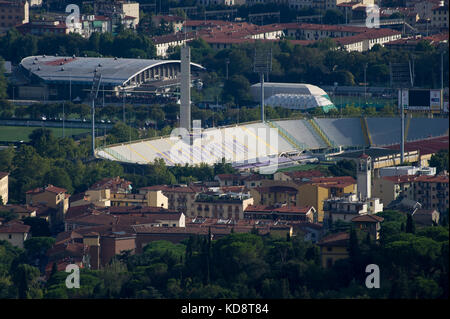Stadio Comunale Artemio Franchi home von ACF Fiorentina und Stadt von Firenze (Florenz) von oben, Fiesole, Toskana, Italien gesehen. 26. August 2017 © Wojci Stockfoto