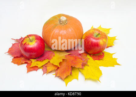 Äpfel, Kürbisse und Blätter auf einem weißen Hintergrund Stockfoto