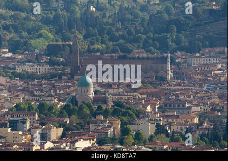 Große Synagoge von Florenz (Tempio israelitico Maggiore di Firenze) und gotische Basilika di Santa Croce (Basilika des Heiligen Kreuzes) in historischen Zentr Stockfoto