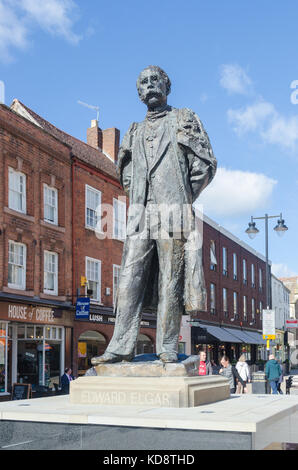 Große Bronzestatue des Komponisten Edward Elgar in Cathedral Square, Worcester, Großbritannien Stockfoto