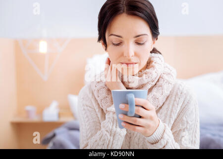 Traurige Frau in eine schreckliche Halsschmerzen Stockfoto