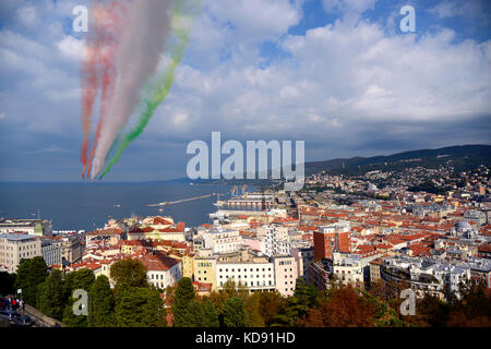 Italien Friuli V. G. die akrobatische Flugstaffel-Show in Triest für die Barcolana Sailing Show im Oktober 2017 Stockfoto