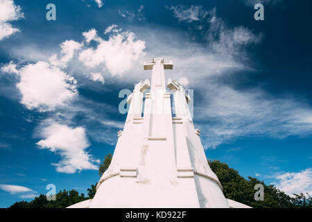 Vilnius, Litauen. berühmten weißen Denkmal drei Kreuze auf der kahlen Hügel im Sommer sonnigen Tag auf Hintergrund blauer Himmel. Unterseite Stockfoto