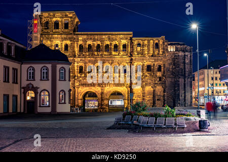 Die Porta Nigra, Latin - schwarzes Tor, Ansicht von Süden, Trier, Deutschland. Stockfoto