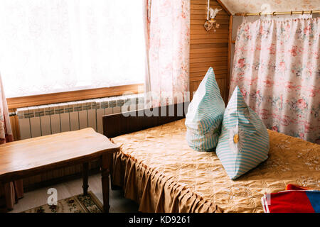 Innenraum der Toilette in der belarussischen und russischen Holz- Pension im Dorf oder die Landschaft von Belarus oder Russland. Ökotourismus und Reisen. Stockfoto