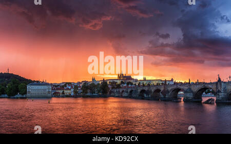 Fantastische Naturphänomene Sommer Sturm über die Karlsbrücke, die Prager Burg und die Moldau in Prag, Tschechische Republik Stockfoto