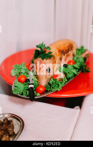 Das Gericht bestand aus den geräucherten Schwein mit verschiedenen Gemüsen. Hochzeit Tabelle einrichten. Stockfoto