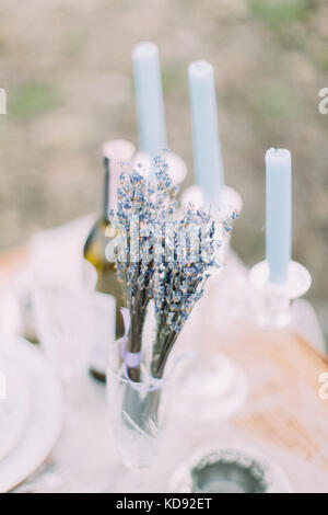 Die bouwet der trockenen Lavendel auf der Hochzeit Tisch platziert. Stockfoto