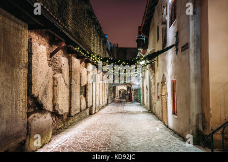 Tallinn, Estland. alte Grabsteine in st.Katharina Passage von st.katharina Dominikanische Kloster bei Nacht. Historische Altstadt von Tallinn. Stockfoto