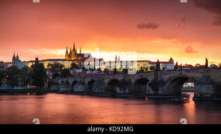 Fantastische Naturphänomene Sommer Sturm über die Karlsbrücke, die Prager Burg und die Moldau in Prag, Tschechische Republik Stockfoto