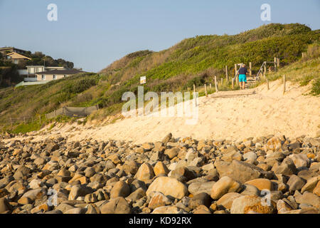 Mann auf dem Sand am südlichen Ende der Boomerang Beach in Pacific Palms, Mitte der Nordküste von New South Wales, Australien Stockfoto