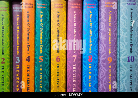 Ein Bücherregal von Lemony Snicket eine Reihe von unglücklichen Ereignissen Buchrücken Stockfoto
