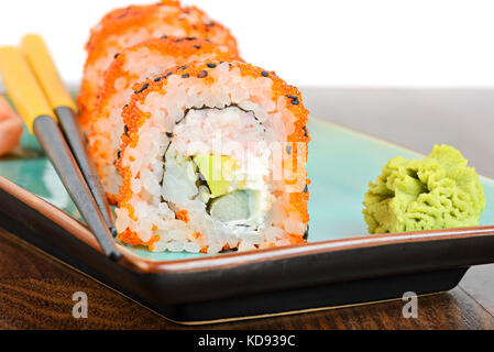 California Maki Sushi mit orange masago Stockfoto