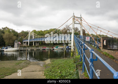 Teddington Lock Fußgängerbrücke über die Themse, Teddington, England, Großbritannien Stockfoto