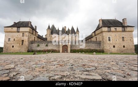 JUMILHAC-LE-GRAND, Dordogne, Frankreich: 1. JULI 2017: Vor dem Schloss von Jumilhac. Stockfoto