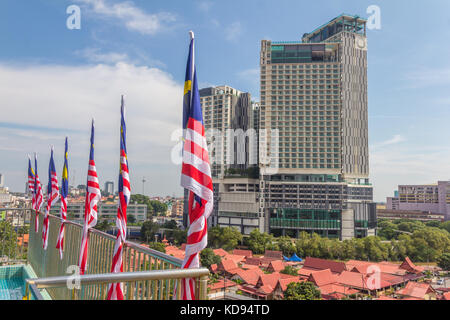 17 Aug 2017 Malakka, Malaysia: Malaysia Flags und das Ufer Residenzen/Einkaufszentrum in Malacca Stockfoto