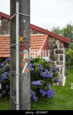 SAINT GOUSSAUD, Frankreich - 23. JUNI 2017: Verschiedene Wander- weise Markierungen auf einem Strommast in einem Weiler gemalt. Stockfoto