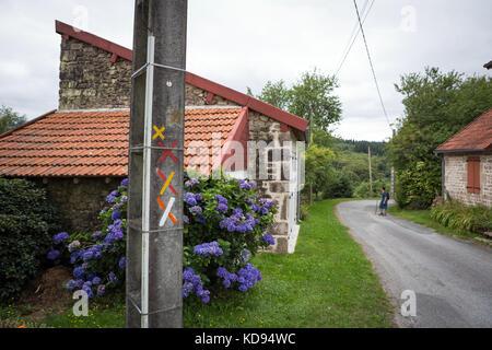 SAINT GOUSSAUD, Frankreich - 23. JUNI 2017: Verschiedene Wander- weise Markierungen auf einem Strommast in einem Weiler gemalt. Stockfoto