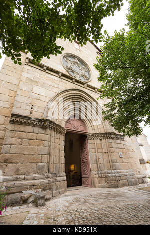 EYMOUTIERS, Frankreich - 27. JUNI 2017: Der Haupteingang des Collégiale Notre-Dame d'Eymoutiers, die Stiftskirche in Eymoutiers. Stockfoto