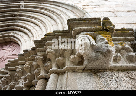 EYMOUTIERS, Frankreich - 27. JUNI 2017: Detail des alten Stein gemeißelten Gesichter neben dem Haupteingang der Collégiale Notre-Dame d'Eymoutiers, t Stockfoto