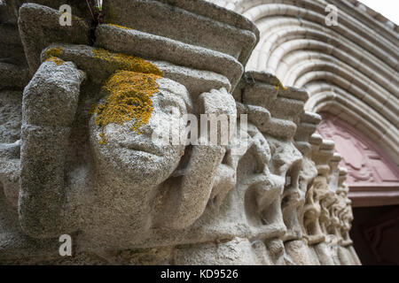 EYMOUTIERS, Frankreich - 27. JUNI 2017: Detail des alten Stein gemeißelten Gesichter neben dem Haupteingang der Collégiale Notre-Dame d'Eymoutiers. Stockfoto