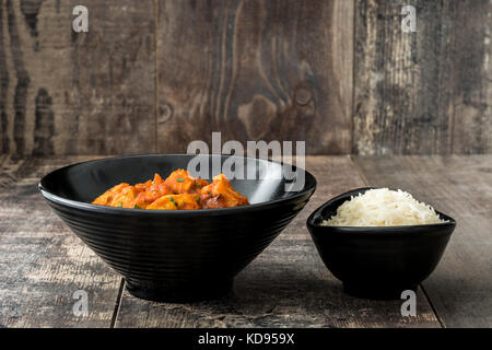 Chicken Tikka Masala in schwarz Schüssel auf hölzernen Tisch Stockfoto