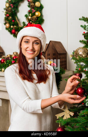 Dekorieren Weihnachtsbaum Frau Stockfoto