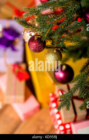 Dekorative Kugeln am Weihnachtsbaum Stockfoto
